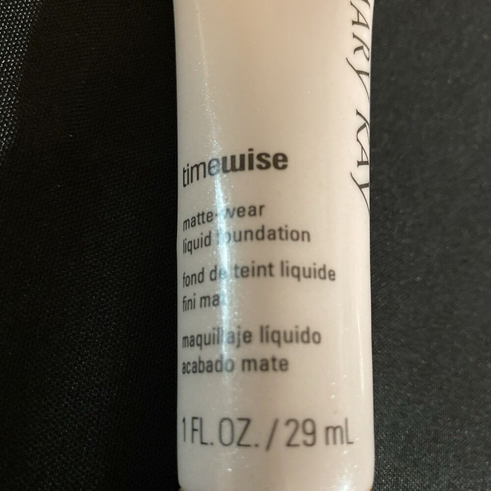 Mary Kay Timewise Matte Wear Liquid Foundation Beige 3 - Picture 2 of 3